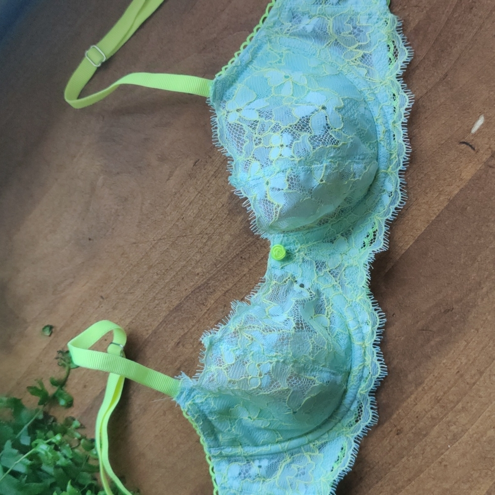 Victoria's Secret Dream Angels push-up-without-padding 34B bra